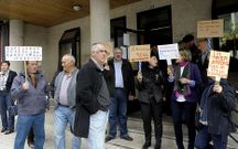 Una treintena de personas se concentr� ante el registro ayer.