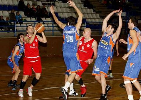 Juan Pablo S�nchez, el primero por la derecha, se dispone a lanzar a canasta en un partido.
