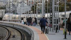 Viajeros en la estacin intermodal de Ourense.