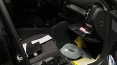 Interior revuelto en uno de los coches desvalijados en un garaje de Garc�a Prieto