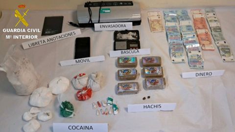 Sustancias estupefacientes, dinero y material incautado por la Guardia Civil de Cambados en el domicilio de un vecino de Ribadumia detenido en el marco de la Operaci�n Chapela.