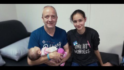 Patricia con su padre, tras ser rescatada, y el bebé que tuvo con Steven Manrique, su captor.