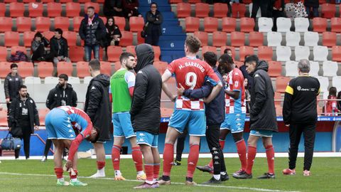 Los jugadores del Lugo, hundidos tras caer ante el Mlaga este fin de semana.