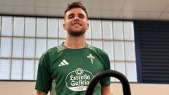 �lvaro Gim�nez pasando reconocimiento con la nueva indumentaria Adidas.