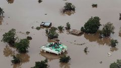 Vista a�rea de una de las zonas afectadas por las inundaciones, donde un grupo de personas permanecen sobre un tejado