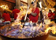 Cada uno de los diez colectivos de la Noite Meiga organiza su palloza y su propia queimada. 