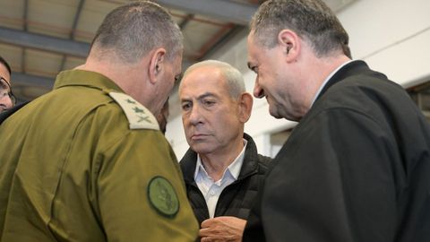 El primer ministro israel�, Benjamin Netanyahu, visita la base a�rea de Palmachim acompa�ado por el ministro de Defensa, Israel Katz , y el jefe del Estado Mayor de las FDI, el teniente general Eyal Zamir.