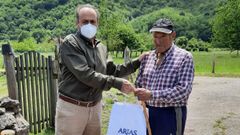 El Alcalde de Ribera le entrega a �Velino� el obsequio del d�a de los mayores a la puerta de su casa