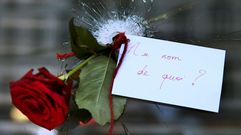 Una rosa en un agujero de bala y el mensaje �En el nombre de qu�?�