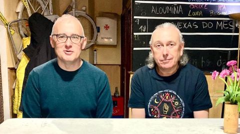 O escritor Manuel Vázquez, e o propietario de A Despensa do Saa, Xosé Manuel Saa, presentando novas actividades na taberna literaria