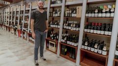 �scar Sant�rum, hijo de los fundadores del negocio, posa en las instalaciones del nuevo local de Ourense