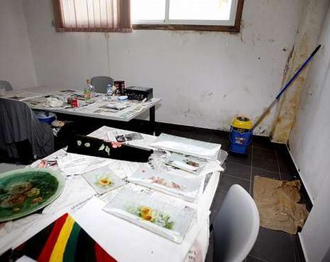 El edificio vecinal de Fontercamoa precisa reparaciones urgentes.