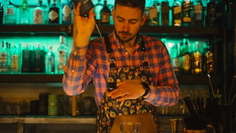 El bartender del Mona Lisa, un hbrido de restaurante y coctelera abierto hace apenas un ao en Manuel Pedregal