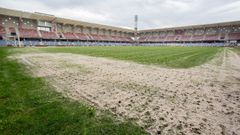 Trabajos con arena para tratar el c�sped de Pasar�n