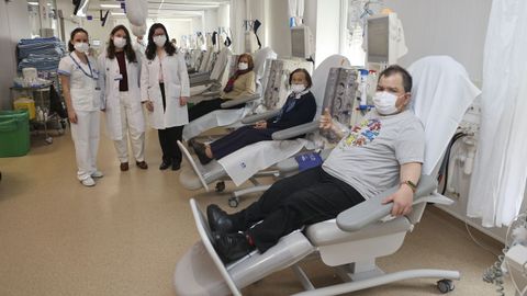 En la imagen, de izquierda a derecha, Nerea Lesta, Mariana Garbiras y Gema Casti&ntilde;eiras, acompa&ntilde;ando a los pacientes de la unidad de di&aacute;lisis, Matilde Noya, Felicitas Rodr&iacute;guez y Alberto Junquera, que lleg&oacute; acompa&ntilde;ado de su madre, Mercedes Pazos. xo&aacute;n a. soler