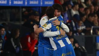 Yeremay abraza a Charlie Pati�o para dedicarle su gol al Mirand�s