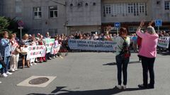 Los vecinos volvieron a concentrarse delante del centro de salud de Ribeira
