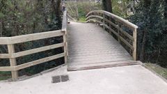 Pasarela peatonal renovada en el parque de Valdecorvos, en Pontevedra