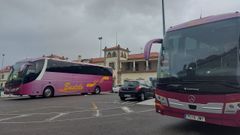 Autobuses para la realizaci�n de transbordos en la estaci�n de tren de Vilagarc�a, en una foto de archivo