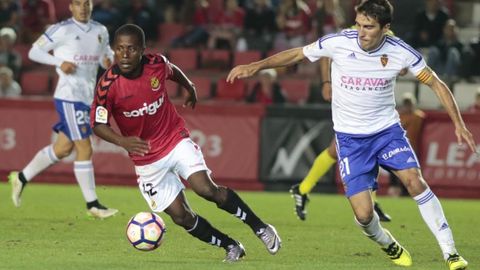 Zapater disputa un bal�n ante el Nastic