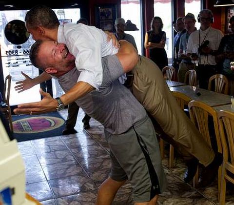 Obama, aupado por el due�o del restaurante Big Apple Pizza and Pasta, en Fort Pierce (Florida).