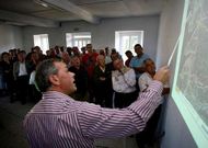 El alcalde de Cerdedo, Jos� Balseiro, informa a sus vecinos del trazado previsto por Fomento.