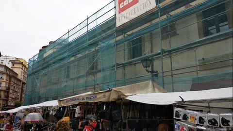 Obras de reparacin de la cubierta de la Escuela de Adultos de El Fontn, en Oviedo