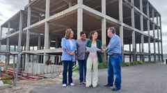 Parte del gobierno municipal, ante el esqueleto de A Atalaia