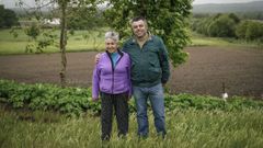 Pura posa con su hijo Jos� Luis junto a una de sus parcelas ubicadas en la aldea de San Miguel.