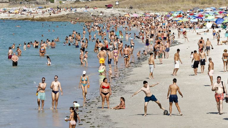Ba�istas en la playa de O Vao (Vigo) el pasado 17 de agosto