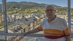 Crist�bal Ruiz Leivas, en la ventana de su casa, con vistas a O Castro