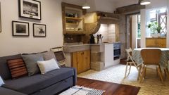 casas.Uno de los apartamentos que alquilan por corta estancia en la Ciudad Vieja en Casas do Remo