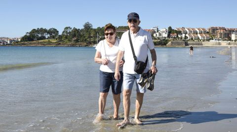 Turistas paseando en la orilla del mar en la playa de Silgar en octubre con una temperatura de 23 grados
