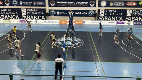 El Aceites Abril Voleyourense en su anterior enfrentamiento ante el AD Voleibol Astillero en el pabell�n de O Pompeo.