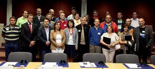 La comisaria Damanaki, en el centro, con falda; a su derecha, la eurodiputada Ana Miranda, junto a los representantes gallegos.