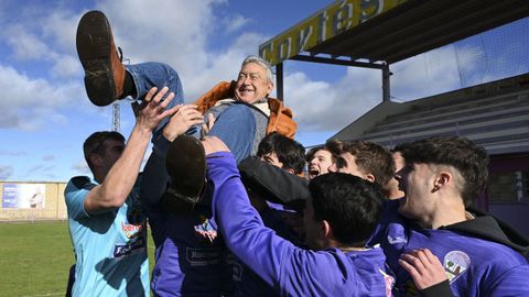 El equipo La Ba�eza FC celebra el gordo de Navidad.