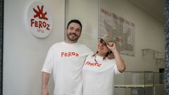 Javier Acinas y Cindy Deisy en su nuevo local de empanadillas