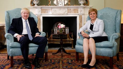 Johnson y Sturgeon, durante una visita del primer ministro a Edimburgo en julio