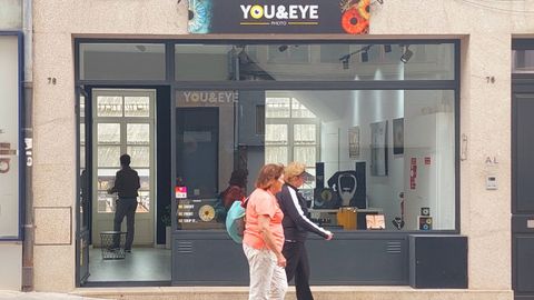 Escaparate de una tienda de Oporto que convierte la imagen del iris de los ojos en &laquo;souvenir&raquo; para turistas.