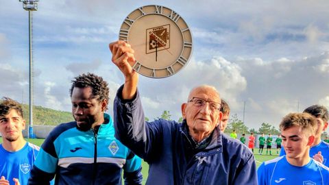 El presidente del Camarias, con los juveniles y su regalo