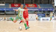 Carolina Bravo (con Elena al fondo) en la final de la Copa Galicia ante el Castro