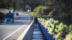 Decenas de ramos de coloridas flores recuerdan, en el puente de Pedre sobre el L�rez, la tragedia de la Nochebuena del 2022.