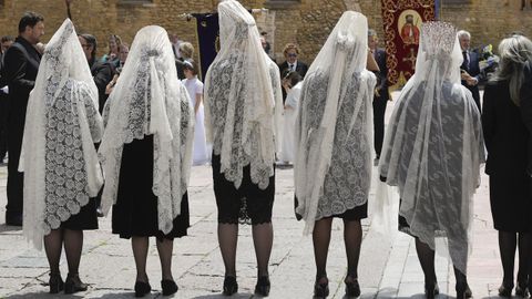 Procesi�n del Corpus Christi desde la Catedral de Oviedo a la iglesia de San Isidoro, con previa ornamentaci�n de alfombras florales por parte de creyentes y vecinos.