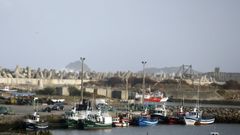 Dolos y barcos componen una estampa singular en el puerto de Mors