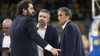 Luis Casimiro, a la derecha, charla con sus dos ayudantes, Fernan Varela y V&iacute;ctor P&eacute;rez.