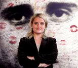 La diputada del PP Mari Mar Blanco, ante un mural que rinde tributo a su hermano, el edil de Ermua asesinado por ETA en 1997 Miguel �ngel Blanco.