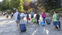Imagen de archivo de turistas con maletas en Santiago.