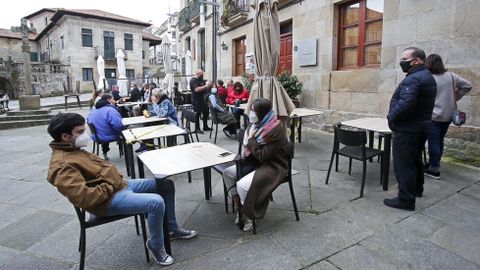 Terrazas llenas en la zona vieja de Pontevedra