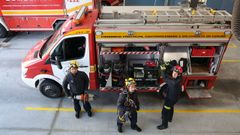 Dos bomberos y un cabo estn de guardia las 24 horas en el parque de Boiro, uno de los que ms incidencias atiende de la provincia.