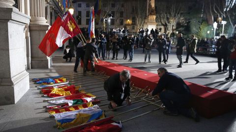 Las banderas se han ca�do por el viento. 